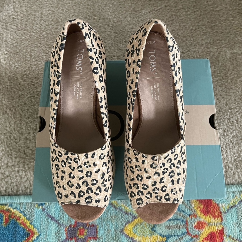 BNIB TOMS espadrilles